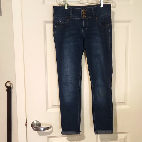 Royalty For Me - Women's Wannabettabutt Mid-Rise Capri - Picture 2 of 6